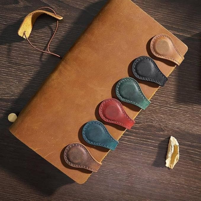 Personalized Magnetic Leather Bookmark, 26 Letters Custom Leather Bookmarks, Handmade, Leather Magnetic Bookmark for Book Lovers Readers Women Kid(Brown，D）