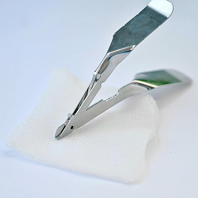 Skin Staple Removal Kit, Includes Staple Remover and Gauze Sponge, Steriled, Ideal for Hospitals and Clinics (1)